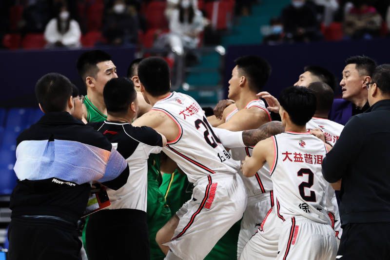 俄罗斯媒体sport25表示，斯卢茨基将成为申花新帅，与他一同加盟的还有教练组成员瓦西里-别列祖茨基和奥列格-雅罗文斯基。